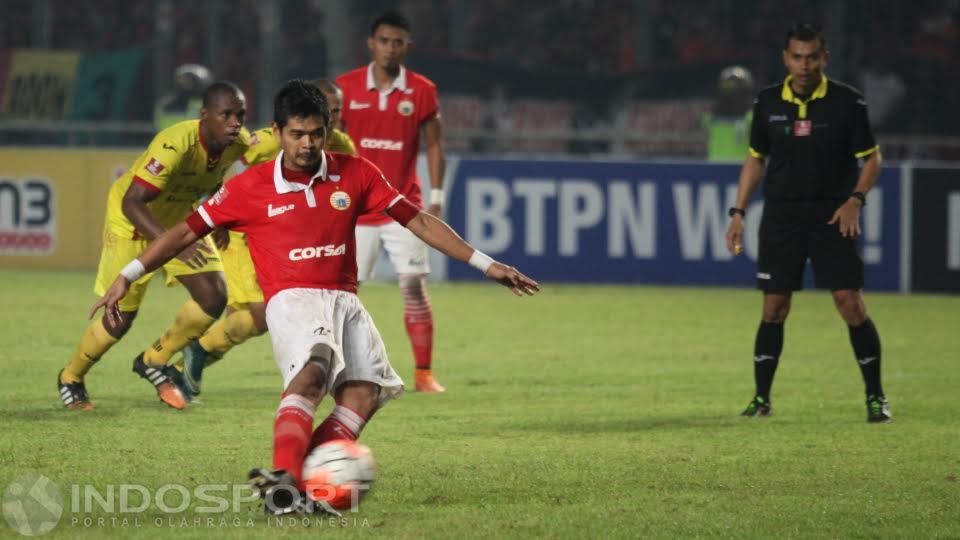 Bambang Pamungkas cs akhirnya bermain di Stadion Gelora Bangkalan, Madura. Copyright: &copy; Herry Ibrahim/Indosport